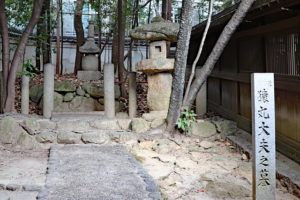 芦屋神社・猿丸太夫の墓