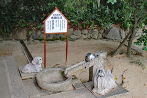 弓弦羽神社参道・犬の水飲み場