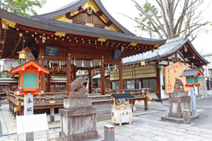 護王神社・拝殿と狛イノシシ