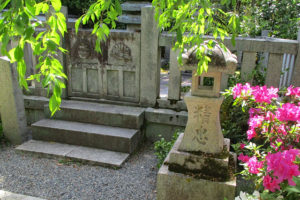 宝筐院・墓前の石灯籠