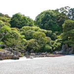 金地院庭園、鶴島（左）・亀島（右）