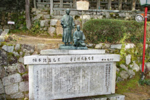 京都霊山護国神社・坂本龍馬と中岡慎太郎の像