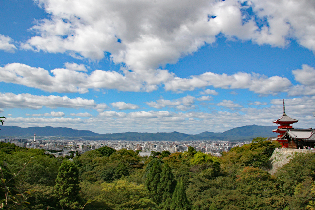 清水寺から京都タワーを望む