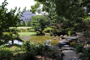 慶沢園・大池と大阪市立美術館
