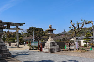 誉田八幡宮（左）と応神天皇陵（右）