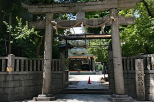 難波八阪神社・鳥居から境内