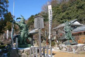 観音正寺・入口の仁王像